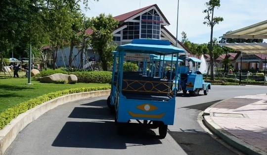 Chiếc xe điện (bánh cao su) bị tai nạn. Lật toa xe tại Khu du lịch núi Bà Đen, 14 người cấp cứu