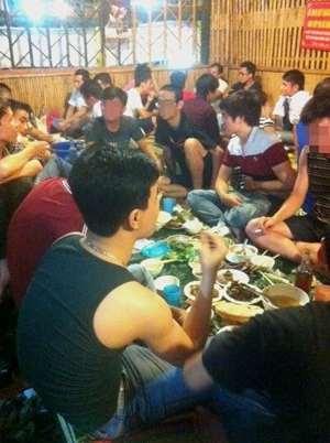 Một quán nhậu trên phố Nguyễn Khang (Cầu Giấy, Hà Nội) đông đúc khách ăn và uống rượu bia khi đã quá 10h30. Một quán nhậu trên phố Nguyễn Khang (Cầu Giấy, Hà Nội) đông đúc khách ăn và uống rượu bia khi đã quá 10h30.