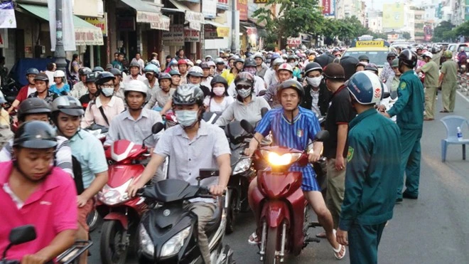 Hàng ngàn xe máy và ôtô đan xen nhau nhích từng chút một và lấn lên cả phần vỉa hè khiến người đi bộ không còn đường đi. Lực lượng chức năng phường 1, quận 8 có mặt phân luồng giao thông và ổn định trật tự. Một phần đường Dương Bá Trạc bị phong tỏa chờ nhân viên điện lực đến giải quyết. Hố ga giữa đường Sài Gòn nổ lớn, kẹt xe nghiêm trọng