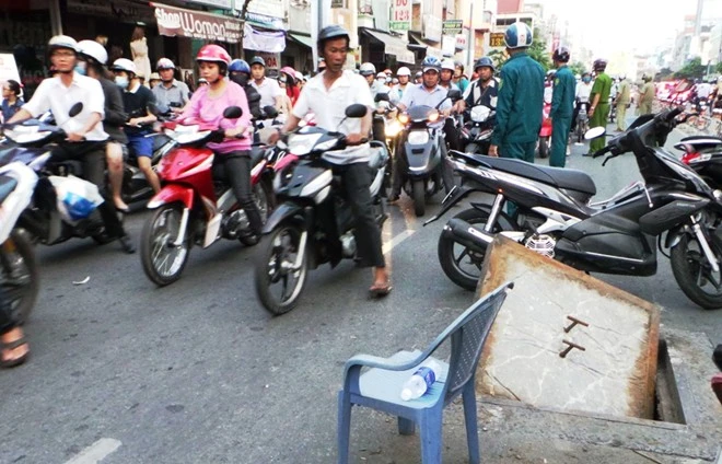 Vụ việc xảy ra lúc 17h ngày 12/8 tại một miệng cống lớn giữa làn đường ôtô của đường Dương Bá Trạc, đoạn cách cầu Nguyễn Văn Cừ gần 50 m, phường 1, quận 8, TP.HCM. Hố ga giữa đường Sài Gòn nổ lớn, kẹt xe nghiêm trọng