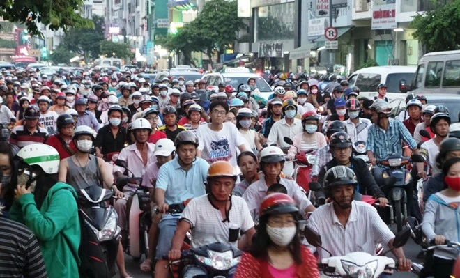 Lúc này, đường Dương Bá Trạch còn ít xe lưu thông, chỉ có một đôi vợ chồng đi xe máy gần nắp cống lúc nổ văng trúng vào xe khiến bộ phận cần số gãy cong. Vụ việc đã khiến người tham gia giao thông cùng người dân xung quanh một phen khiếp đảm. Ngay sau khi vụ nổ xảy ra, đường Dương Bá Trạc, hướng từ quận 8 đi quận 5 lâm vào cảnh hỗn loạn nghiêm trọng. Hố ga giữa đường Sài Gòn nổ lớn, kẹt xe nghiêm trọng