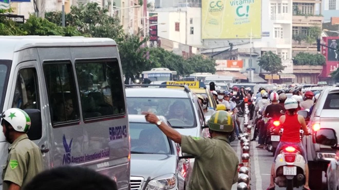 Đến hơn 18h, giao thông ùn tắc trên cả hai hướng lưu thông của đường Dương Bá Trạc. Hố ga giữa đường Sài Gòn nổ lớn, kẹt xe nghiêm trọng