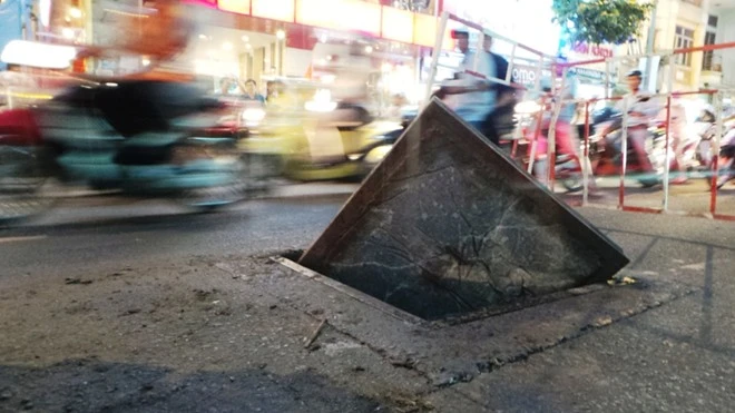 Đến hơn 19h, miệng cống được rào chắn để xử lý. Tình trạng giao thông vẫn tiếp tục ùn tắc. Hố ga giữa đường Sài Gòn nổ lớn, kẹt xe nghiêm trọng