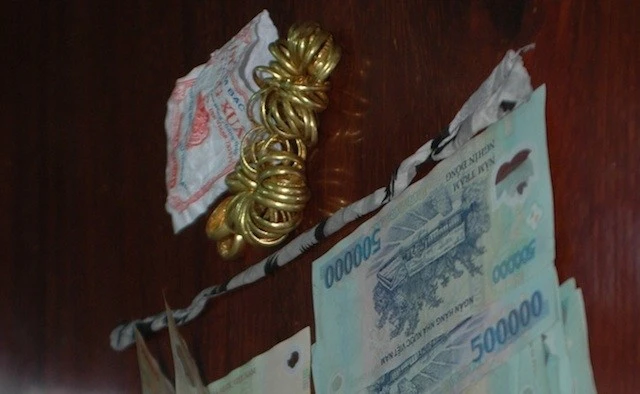 Số vàng giả mà cô con dâu lừa gia đình. Hiện trường một vụ trộm vàng.