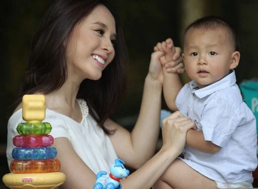 Hiện tại, hoa hậu đã làm mẹ và toàn tâm vun vén gia đình. Những cặp đôi lệch nhau hơn 20 tuổi trong showbiz Việt