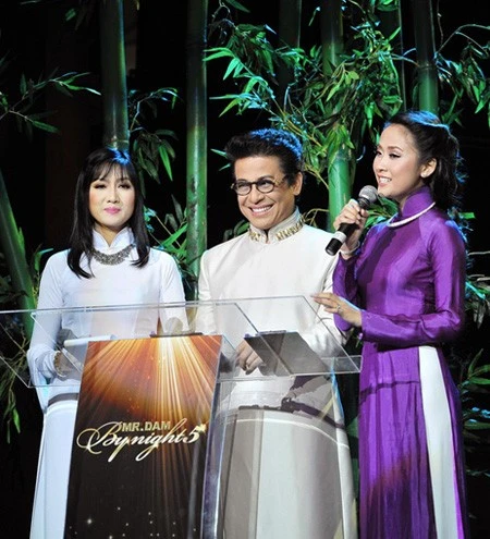 Lê Nhã Uyên:Năm 2011, người đẹp Lê Nhã Uyên (top 20 Hoa hậu Việt Nam 2010) được mời dẫn chương trình ca nhạc Bước chân miền Trung. Mặc dù được “kèm” hai bên là MC Thanh Bạch và Hiền Mai, nhưng người đẹp xứ Huế vẫn nhiều lần khiến khán giả lắc đầu vì khả năng dẫn kém linh hoạt, quá phụ thuộc kịch bản đến mức không biết mình đang nói gì. Sự non nớt, thiếu kinh nghiệm và bản lĩnh khiến cô liên tục gặp sự cố. Người đẹp làm MC: khán giả thích ngắm, không muốn nghe