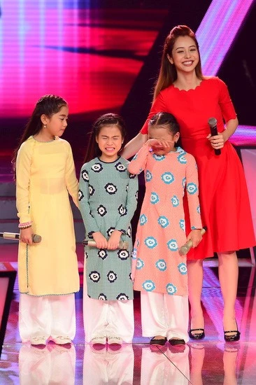 Mới đây, khi đảm nhận vai tròMC của Giọng hát Việt nhí, người đẹp tiếp tục hứng "gạch đá".Ngay ở tập 1 của vòng Giấu mặt, Jennifer Phạm đã bị nhiều cư dân mạng “ném đá” bởi diện trang phục sến súa, gương mặt như người buồn ngủ, lối dẫn một màu đầy sự khiên cưỡng, gặp thí sinh nào cũng lặp đi lặp lại điệp khúc “hít thở sâu”, “cười lên nào”.Những tập tiếp theo, MC này cũng không có gì thay đổi khi gặp thí nào cũng chỉ hỏi han được vài ba câu khách sáo. Người đẹp làm MC: khán giả thích ngắm, không muốn nghe
