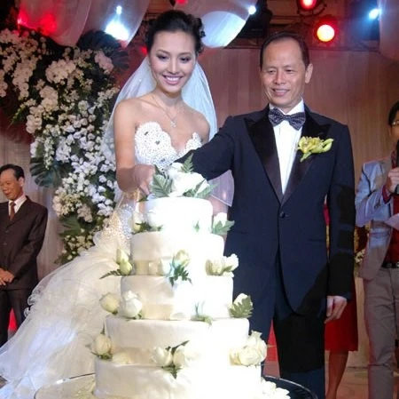 Năm 2009,Huỳnh Thanh Tuyền, cô gái sinh năm 1987, từng đoạt giải Bạc siêu mẫu Việt Nam tuyên bố lên xe hoa vớiông Nguyễn Quang Minh - một đại gia làng giải trí, hơn cô 27 tuổi. Những cặp đôi lệch nhau hơn 20 tuổi trong showbiz Việt