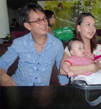 Cũng là nhạc sĩ từng bước qua nhiều "lần đò", Đức Huy khiến những người hâm mộ ông choáng ngợp khi thông báo có vợ trẻ hơn 40 tuổi - con số kỷ lục, ít có nghệ sĩ nào từng chạm tới. Những cặp đôi lệch nhau hơn 20 tuổi trong showbiz Việt