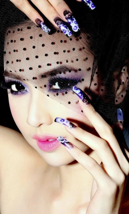 Đinh Ngọc Diệp:Cuối năm 2010, "ma nữ" của mùa phim Tết bị phản đối dữ dội do lúng túng, dẫn sai lời trong cuộc thi Mr. Việt Nam, đến mức cô phải tạm hoãn công việc này một thời gian. Bản thân Đinh Ngọc Diệp cũng ý thức được sự cố lần này ảnh hưởng như thế nào tới sự nghiệp của cô. Người đẹp làm MC: khán giả thích ngắm, không muốn nghe