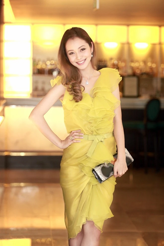 Jenifer Phạm:Vợ cũ của nam ca sĩ Quang Dũng là một trong những người đẹp khá đắt sô làm người dẫn chương trình. Nhưng trên thực tế, hoa hậu chưa từng một lần được đánh giá cao trong nghiệp nói.Ngay trong đêm khai mạcDuyên dáng Việt Namlần thứ 25, năm2011, cô và MC Khắc Nguyện đã khiến khán giả choáng váng về cách tung hứng khá thô thiển. Khi MC Khắc Nguyện đưa ra tình huống giả định, một ngày nào đó hoa hậu Jennifer Phạm ngủ mơ thấy có chàng hoàng tử bảnh bao nhẹ nhàng tới bên cạnh khi nàng đang ngủ và nhẹ nhàng đặt vào tay người đẹp một cành hoa hồng. Tuy nhiên khi tỉnh dậy, bên cạnh lại chỉ là ông chồng với râu ria xồm xoàm. Anh nhẹ nhàng dành cô một nụ hôn nhưng nụ hôn lúc này chẳng thơm tho gì, lúc đó Jennifer sẽ nghĩ điều gì? Người đẹp làm MC: khán giả thích ngắm, không muốn nghe