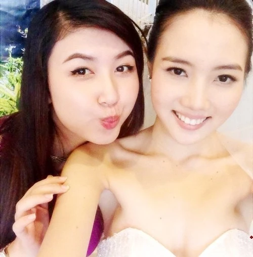 Diệp Hồng Đàotừng dự thi Hoa khôi Đồng bằng sông Cửu Long 2012 và đoạt hai giải phụ:Thí sinh mặc Áo dài đẹp nhất, Người đẹp Ảnh. Cùng năm, cô dự thi Hoa hậu Việt Nam và được đánh giá là một trong 10 ứng viên sáng giá cho vương miện Hoa hậu, nhưng không có giải. Dù kém chồng 25 tuổi nhưng khi đứng bên nhau, cả hai vẫn rất xứng đôi. Những cặp đôi lệch nhau hơn 20 tuổi trong showbiz Việt