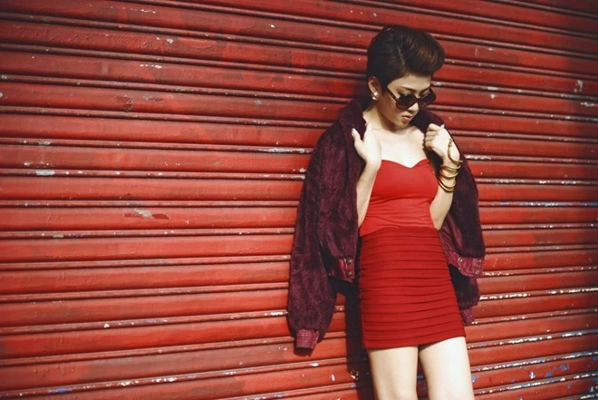 Yumi Dương: Mọi ấn tượng tốt đẹp trước đó của người hâm môi về Yumi Dương - cô người mẫu ảnh xinh đẹp và cá tính - bỗng tiêu tan ngay trong lần đầu tiên Yumi Dương lên sóng truyền hình quốc gia trước hàng triệu khán giả trong chương trình Giọng hát Việt. Nữ MC trẻ, tay ngang đã khiến cư dân mạng dậy sóng khi “xin khán giả một tràng pháo tay cho nạn nhân vùng bão” đúng thời điểm người dân miền Trung đang hứng chịu những thiệt hại về người và của do bão lũ gây nên. Người đẹp làm MC: khán giả thích ngắm, không muốn nghe