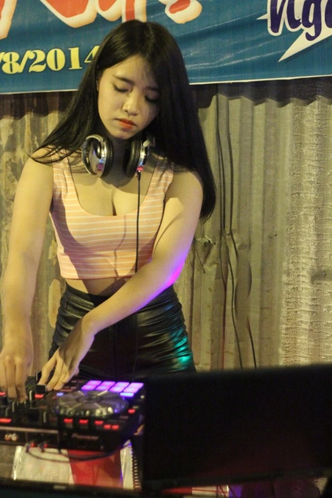 Dù làm ở vỉa hè, nhưng tính chất của công việc nên cũng yêu cầu nữ DJ có sự xinh đẹp, quyến rũ. Dù làm ở vỉa hè, nhưng tính chất của công việc nên cũng yêu cầu nữ DJ có sự xinh đẹp, quyến rũ.