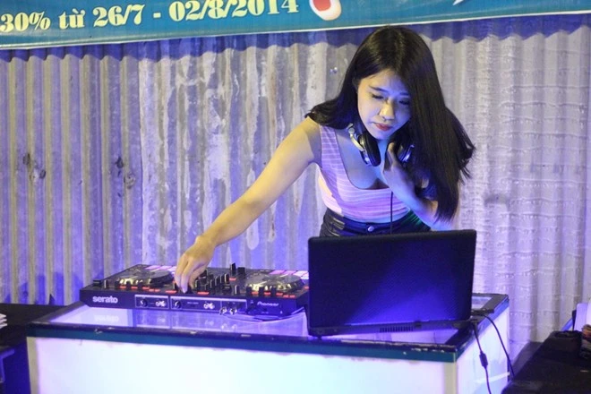 Làm cho vui và rèn luyện tay nghề là mục đích chính của Kim Chi. Nữ DJ xuống vỉa hè chơi nhạc, bán trà chanh ở Sài Gòn