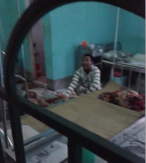 Trọng cố thủ, đối đáp cùng cảnh sát. Ảnh:Nguyễn Hải. trog-6164-1408285361.png