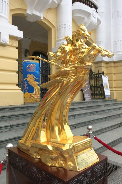 Trưng bày 60 bức tượng vàng Thánh Gióng kỷ niệm ngày lễ lớn ảnh 2 Tượng Thánh Gióng được giới thiệu tại Nhà hát Lớn sáng ngày 19/8