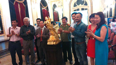Trưng bày 60 bức tượng vàng Thánh Gióng kỷ niệm ngày lễ lớn ảnh 3 Tượng Thánh Gióng được giới thiệu tại Nhà hát Lớn sáng ngày 19/8
