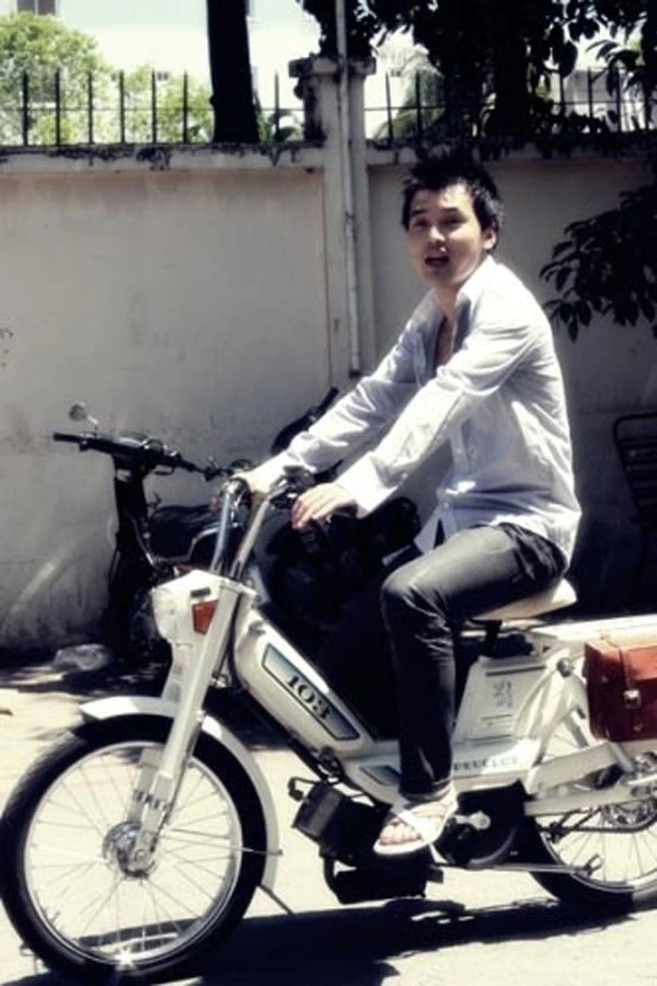Chiếc xe cổ từng được Ưng Hoàng Phúc sử dụng trong những ngày đầu bước chân vào showbiz. Những chiếc xe máy độc có giá mềm của sao Việt