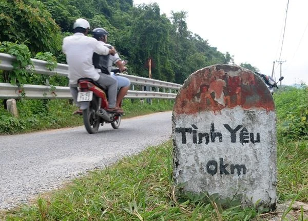 Mặt cột mốc ghi "Tình Yêu 0 km". Ảnh:Laocaionline. M