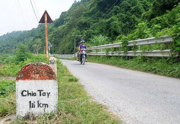 Mặt còn lại ghi "Chia Tay 1 tỉ km" khiến nhiều người từ địa phương khác tới hiểu nhầm đây là địa danh.Ảnh:Laocaionline. Cột mốc lộ giới 'Tình Yêu - Chia Tay' gây xôn xao