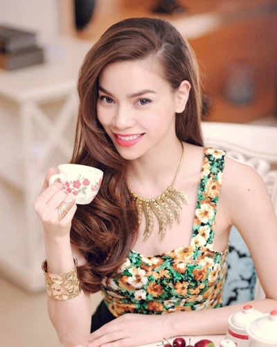 Hồ Ngọc Hà được xem là “nữ hoàng giải trí của Việt nam”. Vốn xuất thân từ một người mẫu đình đám nên cô sở hữu body “chuẩn không cần chỉnh”. Cùng với đó là gương mặt lai đẹp hoàn hảo. Những nữ ca sĩ sở hữu khuôn mặt đẹp