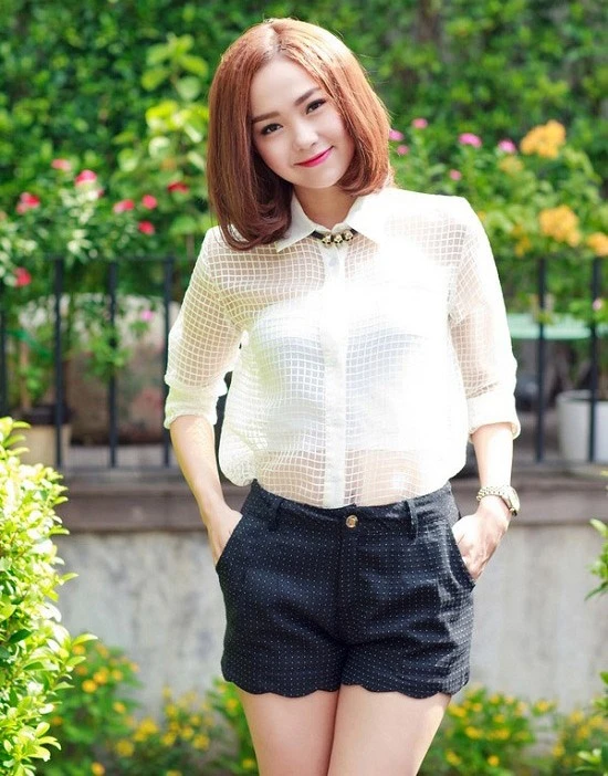 Bộ phimVừa đi vừa khócvới sự tham gia của Minh Hằng trong thời gian qua đã thành công vang dội. Sau sự thành công này, cô đang ấp ủ nhiều dự định âm nhạc mới, hứa hẹn mang lại nhiều bất ngờ cho người hâm mộ. Những nữ ca sĩ sở hữu khuôn mặt đẹp
