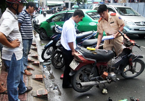 Hai xe máy hư hỏng sau khi bị taxi tông. Ảnh:An Nhơn Hai xe máy hư hỏng sau khi bị taxi tông. Ảnh: An Nhơn