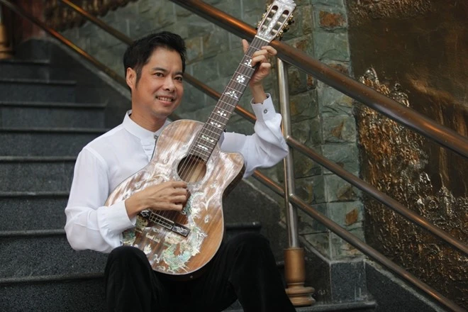 "Ông hoàng nhạc sến" Ngọc Sơn sẽ là gương mặt chính của liveshow Dấu ấn tổ chức vào ngày 6/9 tới. Trong đêm nhạc này, khán giả sẽ được thấy lại một Ngọc Sơn từ những ngày đầu vào nghề, thư sinh và hồn nhiên, tới những bước ngoặt quan trọng đưa anh thành ngôi sao lớn và những gì anh đang muốn thể hiện trong hiện tại. Ảnh thơ ấu của 'ông hoàng nhạc sến' Ngọc Sơn