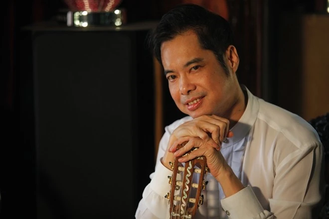 Nam ca sĩ cũng bật mí khách mời tham gia chương trình cùng mình là ca sĩ nhí Phương Mỹ Chi. Giọng ca 12 tuổi sẽ hát lại một bài hát nổi tiếng do anh sáng tác về tình mẫu tử. Ngoài ra, anh sẽ có màn song ca đầy thú vị cùng ca sĩ Phi Nhung. Ảnh thơ ấu của 'ông hoàng nhạc sến' Ngọc Sơn
