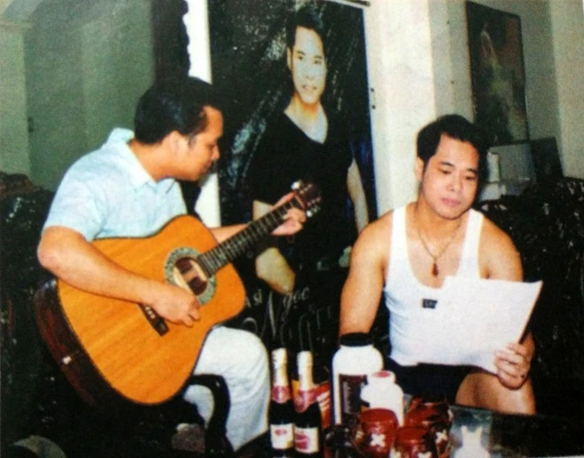Em trai Ngọc Hải đàn cho Ngọc Sơn hát tại nhà riêng. Ngọc Sơn bắt đầu đi hát từ năm 1987 tại các tụ điểm ca nhạc TP.HCM. Với giọng hát rất ngọt ngào cùng ngoại hình thư sinh, anh nhanh chóng được khán giả yêu thích. Đó là thời đỉnh cao của ca nhạc tụ điểm, một môi trường lý tưởng cho các ca sĩ mới vào nghề tìm đến khán giả và qua đó định hình phong cách của mình. Tuy vậy, sự nghiệp ca hát của nam ca sĩ từng trải qua không ít thăng trầm, bị gián đoạn do những scandal và biến cố. Nhiều năm nay, Ngọc Sơn chọn cho mình một cách sống lặng lẽ, tập trung tất cả cho âm nhạc và các hoạt động từ thiện. Phong cách trình diễn cũng thay đổi theo hướng giản dị, gần gũi và thanh lịch. Mới đây, anh mới trở lại trong liveshow Dấu ấn của ca sĩ Ngọc Ánh trong vai trò khách mời. Ảnh thơ ấu của 'ông hoàng nhạc sến' Ngọc Sơn