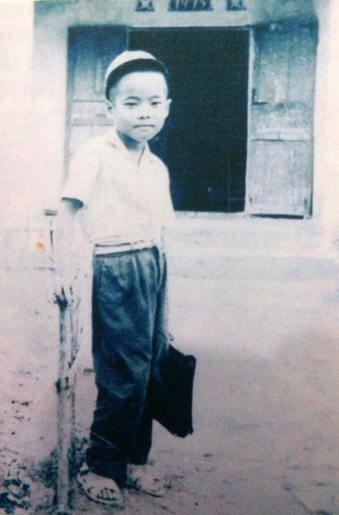 Ngọc Sơn năm 6 tuổi. Lúc này, anh bắt đầu đi học và gia đình vẫn sinh sống ở thành phố hoa phượng đỏ. Ảnh thơ ấu của 'ông hoàng nhạc sến' Ngọc Sơn