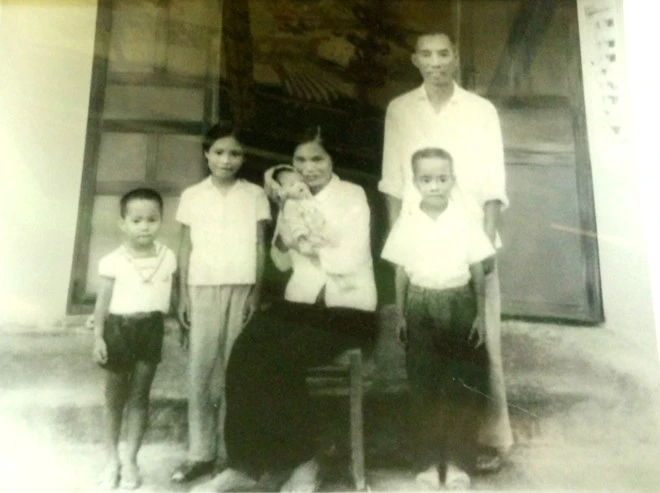 Hình ảnh đen trắng đầy thú vị về gia đình Ngọc Sơn những năm 1975. Trong ảnh, nam ca sĩ chụp cùng chị gái Ngọc Hà, em trai Ngọc Hải và bố mẹ. Ảnh thơ ấu của 'ông hoàng nhạc sến' Ngọc Sơn