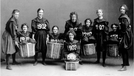 Đội bóng rổ nữ đầu tiên của trường Smith. (Ảnh chụp năm 1902)