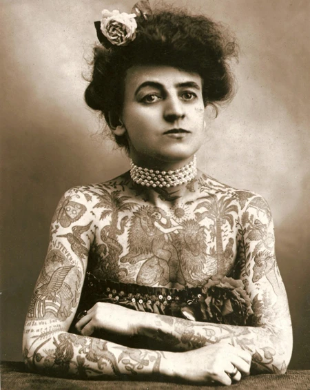 Maud Wagner được biết tới là nữ nghệ nhân xăm mình đầu tiên của nước Mỹ. (Ảnh chụp năm 1907)