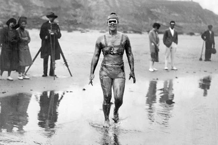 Gertrude Ederle trở thành người phụ nữ đầu tiên bơi qua eo biển Anh. (Ảnh chụp năm 1926)