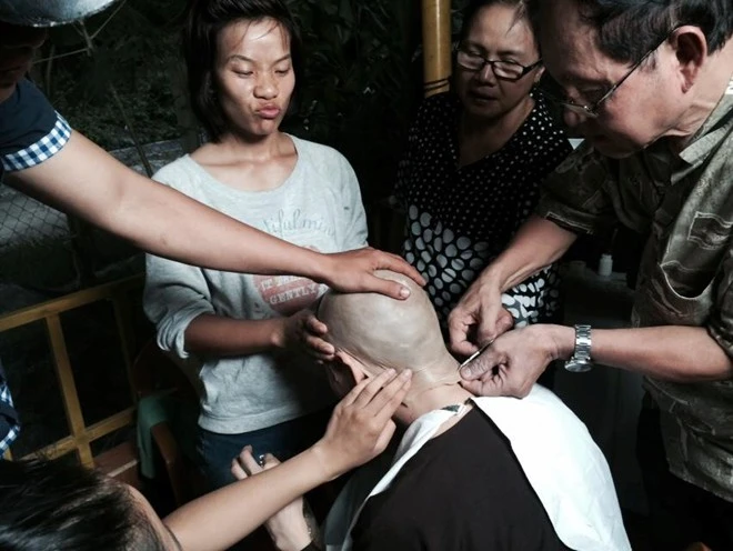 Để chuẩn bị cho các cảnh quay này, Ngân Khánh cùng ê-kíp hóa trang phải tiến hành nhiều công đoạn để tạo hình đầu trọc. Cô phải buộc tóc gọn gàng, sau đó các chuyên gia dùng thủ thuật dán các miếng silicon lên đầu để giúp người đẹp có được tạo hình như ý. Mỹ nhân Việt kẻ cạo đầu, người ép ngực vì vai diễn