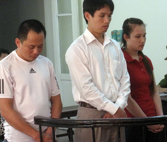 Các bị cáo trước vành móng ngựa. Vợ lừa bán căn hộ của chồng vì ham cờ bạc
