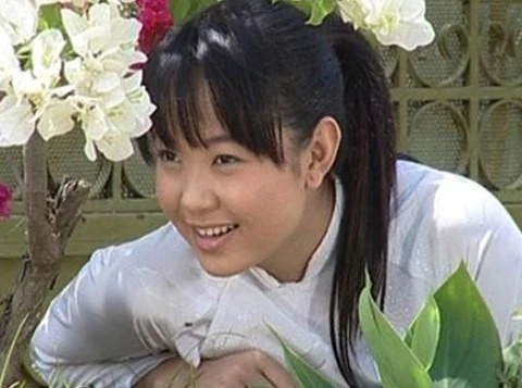 Minh Hằng tăng cân, cắt tóc, ép ngực vì vai diễn: Dù đã tham gia nhiều phim trước đó, song cái tên Minh Hằng chỉ thực sự được khán giả yêu phim Việt ấn tượng và yêu thích qua bộ phim Gọi giấc mơ về, với hình ảnh cô học trò tên Phụng tóc ngố, béo mũm mĩm và có phần "ngốc xít".Minh Hằng đã tăng gần 10kg để có thể hóa thân thành nhân vật Phụng mũm mĩm. Ngay sau khi bộ phim kết thúc, nữ ca sĩ Một vòng trái đất lại tích cực "ép cân" để có thể tự tin đứng trên sân khấu ca nhạc. Mỹ nhân Việt kẻ cạo đầu, người ép ngực vì vai diễn