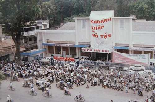 Khán giả đi xem vở Khoảnh khắc và vô tận của Lưu Quang Vũ. Đạo diễn Hoàng Quân Tạo nhớ lại, vé một vở kịch lúc bấy giờ quãng bằng giá một bát phở chín (ba đồng phở tái, năm đồng phở chín). Người đi xem rất đông, dù rạp lợp bằng mái tôn rất nóng nực. khoanhkhac.jpg
