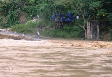 Mưa lũ đã cuốn trôi một cầu tràn thuộc địa bàn xã Tam Lư