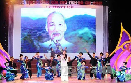 Một tiết mục được biểu diễn trong Chương trình nghệ thuật đặc biệt. (Ảnh: Minh Đức -TTXVN)