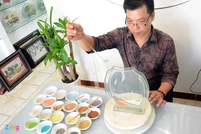 Nguyễn Chí Nhật Quang (34 tuổi) từng tốt nghiệp Đại Học Mỹ Thuật TP.HCM. Anh đã thực hiện hơn 100 bức tranh về Chủ tịch Hồ Chí Minh và ra triển lãm riêng về chủ đề này. Làm nghề tranh cát đã gần 10 năm nay, anh tỏ ra rất thích thú, anh chia sẻ: “Từ những hạt cát vô tri vô giác mà tạo nên những bức tranh nghệ thuật đó là điều thật tuyệt vời. Những tác phẩm tranh cát mang nhiều ý nghĩa nhân văn sâu sắc”. Anh Quang làm nghề tranh cát đã gần 10 năm nay, anh tỏ ra rất thích thú với công việc này. Anh chia sẻ: “Từ những hạt cát vô tri vô giác mà tạo nên những bức tranh nghệ thuật đó là điều thật tuyệt vời. Những tác phẩm tranh cát mang nhiều ý nghĩa nhân văn sâu sắc”.