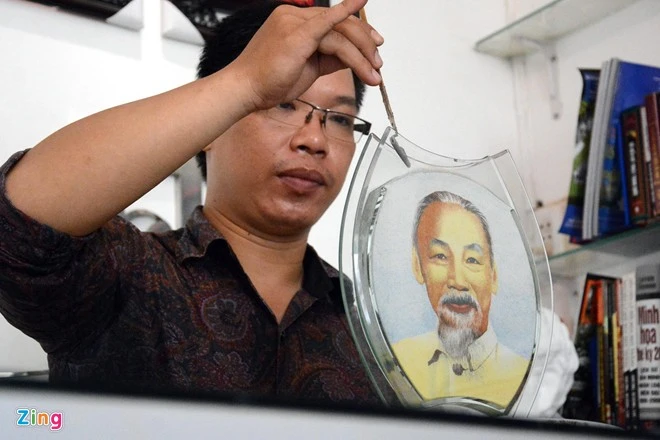 Để tạo những bức tranh cát, người nghệ nhân phải thực hiện nhiều công đoạn như tìm kiếm cát tự nhiên, sau đó rửa và giặt cát thật sạch, đem phơi khô cho khỏi phai màu, sàng lọc cát nhiều lần để chọn lựa những hạt cát mềm mịn nhất. Làm tranh cát đòi hỏi sự tỉ mỉ và cũng lắm công phu, mỗi bức tranh trung bình làm từ 2 đến 3 ngày, có những lớn làm 5 ngày mới hoàn thành. Làm tranh cát đòi hỏi sự tỉ mỉ và cũng lắm công phu, mỗi bức tranh trung bình làm từ 2 đến 3 ngày, có những bức tranh lớn làm 5 ngày mới hoàn thành.