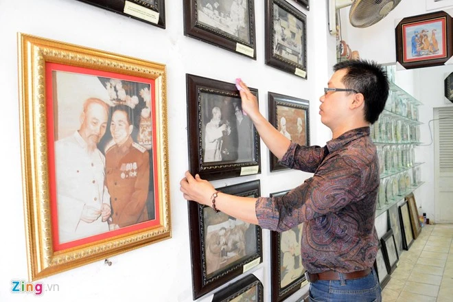 “Tôi biết rất nhiều hình ảnh về Chủ tịch Hồ Chí Minh nên để lựa chọn được những tấm đẹp nhất, xuất thần nhất phải mất rất nhiều công sức. Mỗi bức tranh sẽ là một điểm nhấn về chặng đường lịch sử của Bác”, anh Quang khẳng định. “Tôi biết rất nhiều hình ảnh về Bác nên để lựa chọn được những tấm đẹp nhất, xuất thần nhất phải mất rất nhiều công sức. Mỗi bức tranh sẽ là một điểm nhấn về chặng đường lịch sử của Bác”, anh Quang cho biết thêm.