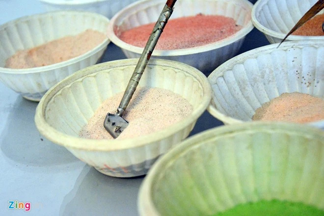 Sử dụng những màu cát tự nhiên nhất, các bức tranh của anh đã khắc họa chân thật nhất về hình ảnh vị lãnh tụ yêu quý của Dân tộc Việt Nam. Sử dụng những màu cát tự nhiên nhất, các bức tranh của anh đã khắc họa chân thật nhất về hình ảnh vị lãnh tụ cao quý của dân tộc Việt Nam.