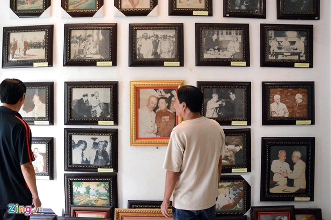 100 bức này cũng là để kỷ niệm 100 năm ngày Chủ tịch Hồ Chí Minh ra đi tìm đường cứu nước. Anh không bán, chủ yếu dùng để trưng bày, làm quà tặng. Anh Quang làm bộ ảnh 100 bức về Bác Hồ để kỷ niệm 100 năm Bác ra đi tìm đường cứu nước, các bức tranh này anh không bán, chủ yếu dùng để trưng bày, làm quà tặng.