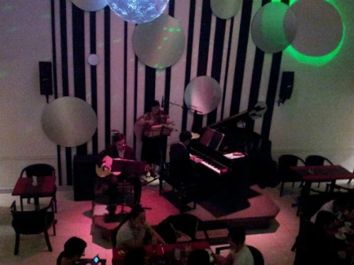 Biểu diễn tam tấu piano, guitar và viloin ở Piano Cafe. Ảnh: Blogspot piano-cafe-1468-1409372124.jpg
