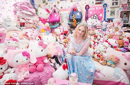 Hello Kitty bay ra ngoài vũ trụ.