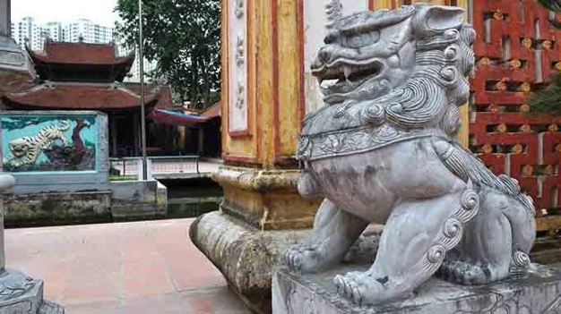 Sư tử đá trước cửa đình Mỗ Lao - Ảnh: V.V.Tuân Sư tử đá trước cửa đình Mỗ Lao - Ảnh: V.V.Tuân